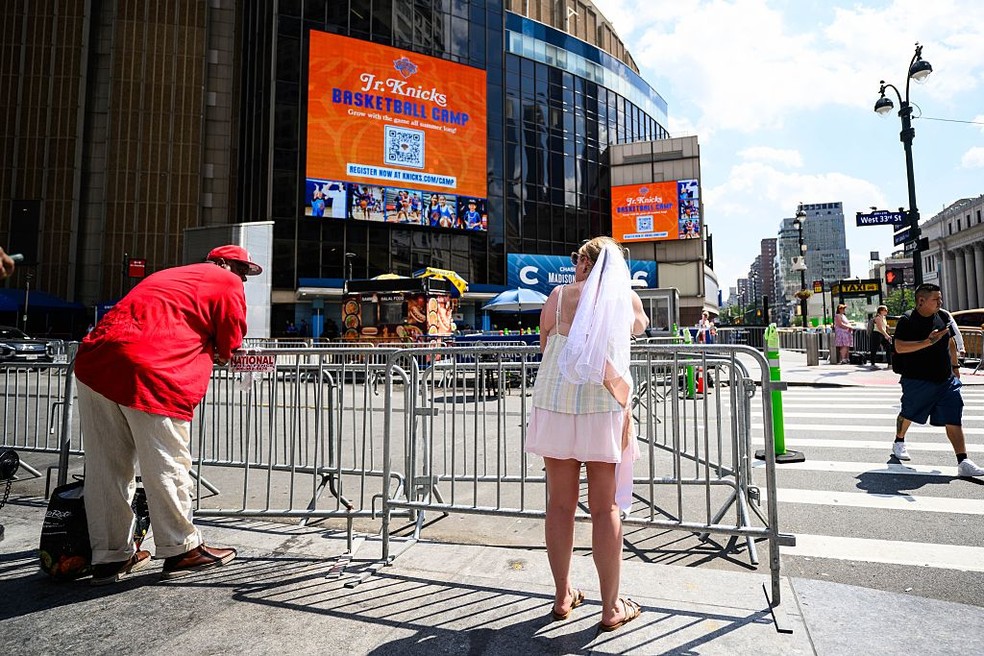 Fãs se aglomeram na porta do Madison Square Garden — Foto: GettyImages