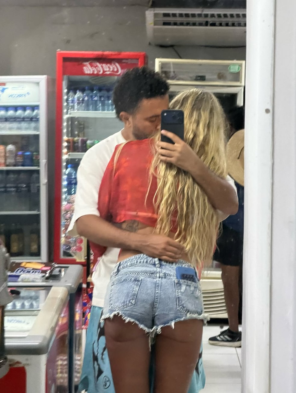 Yasmin Brunet posa em clima de romance com empresário Ronald Lopes — Foto: Reprodução/Instagram