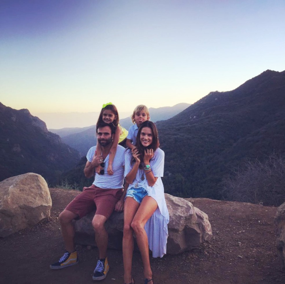 A família de Alessandra Ambrosio (Foto: Reprodução/Instagram) — Foto: Vogue