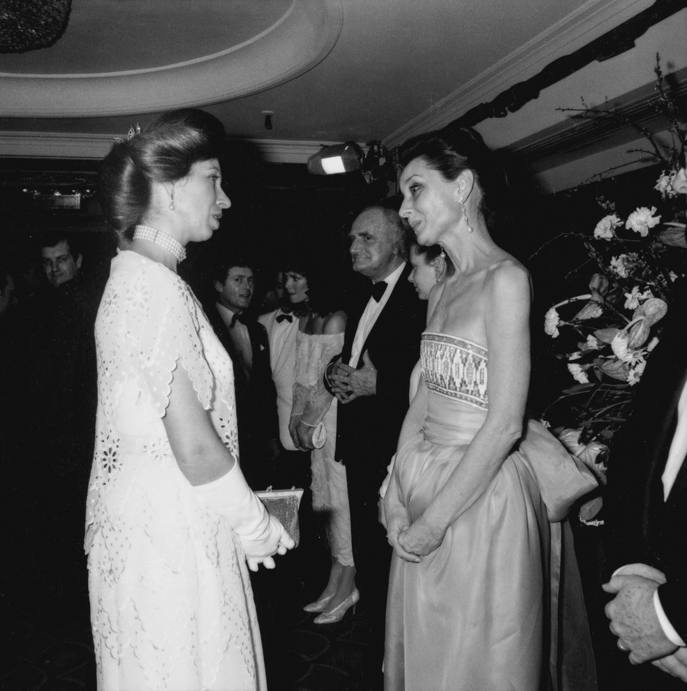 Audrey Hepburn de Givenchy conversando com a princesa Anne — Foto: Getty Images