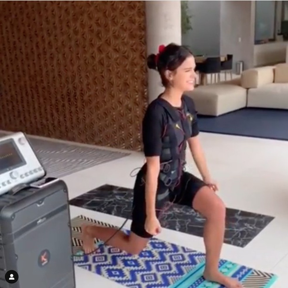 Bruna Marquezine treina com eletrodos ao corpo (Foto: Reprodução/Instagram) — Foto: Vogue