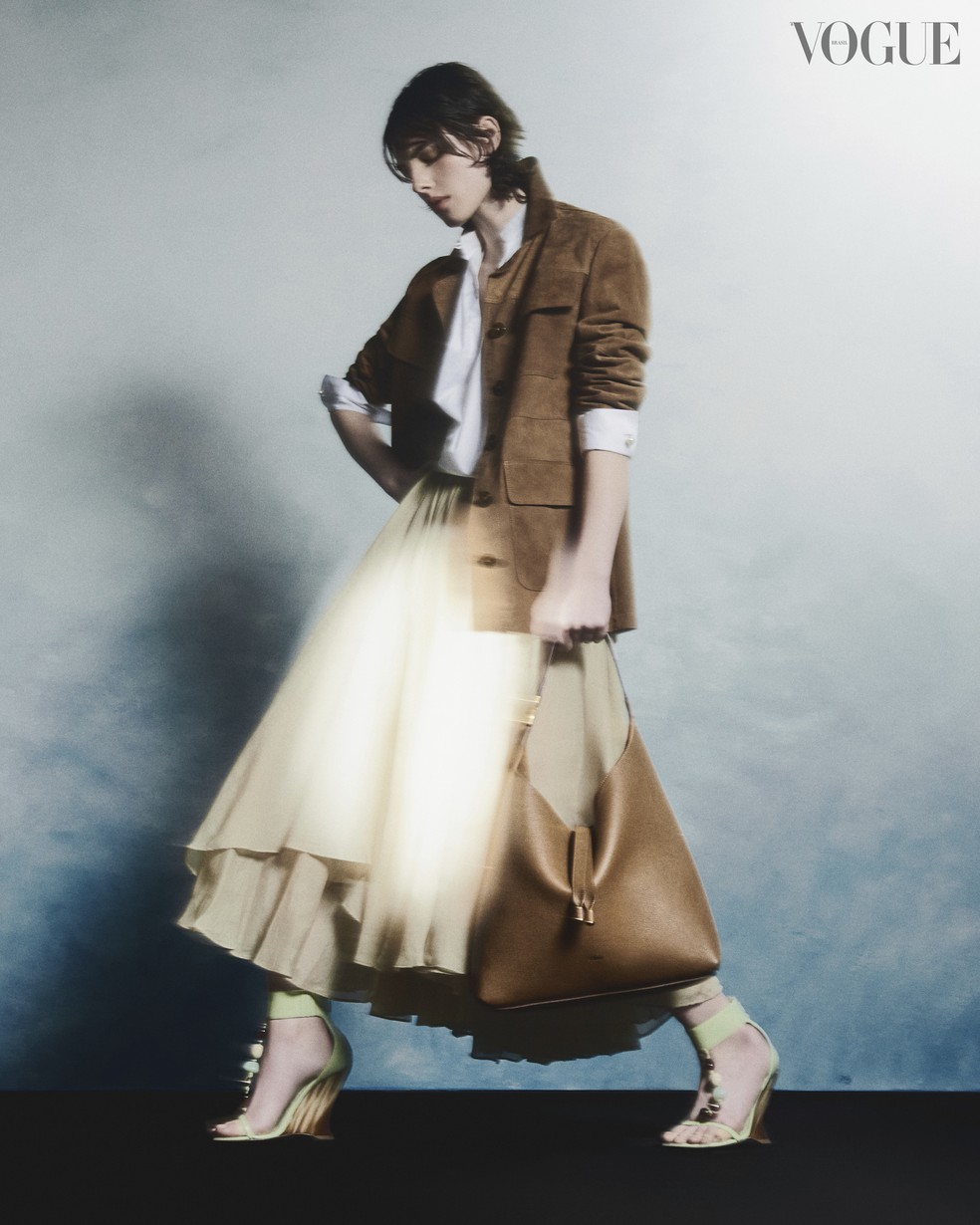 Jaqueta Nv (R$ 4.998), Camisa Dior, Saia E Sandálias Ferragamoe Bolsa Chloé. — Foto: Vogue Brasil/ Hugo Toni