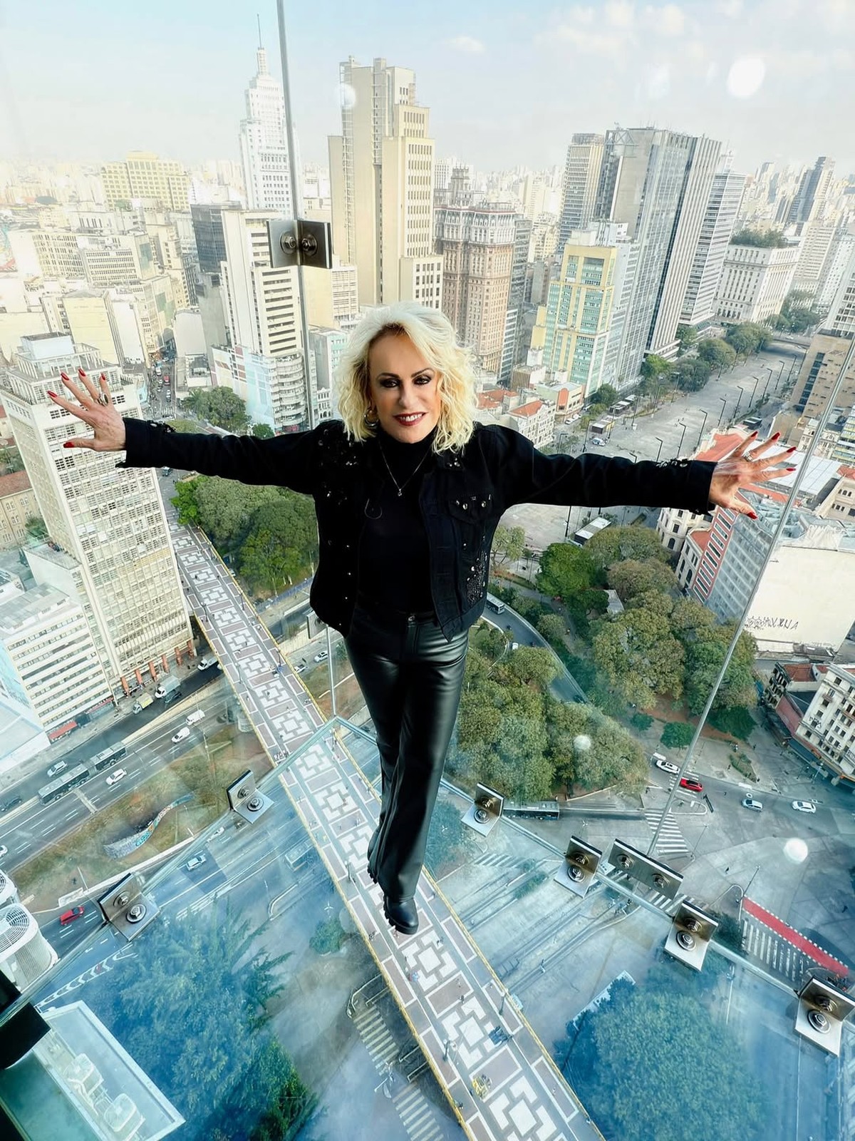 Ana Maria Braga tem dia de turista em São Paulo e posa nas alturas com vista da Avenida Paulista