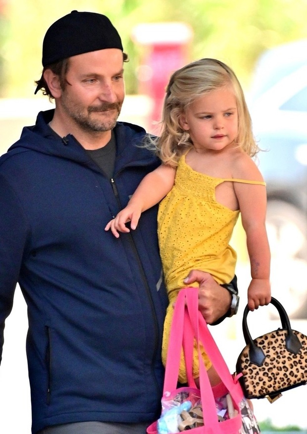 Bradley Cooper com a filha (Foto: BACKGRID) — Foto: Vogue