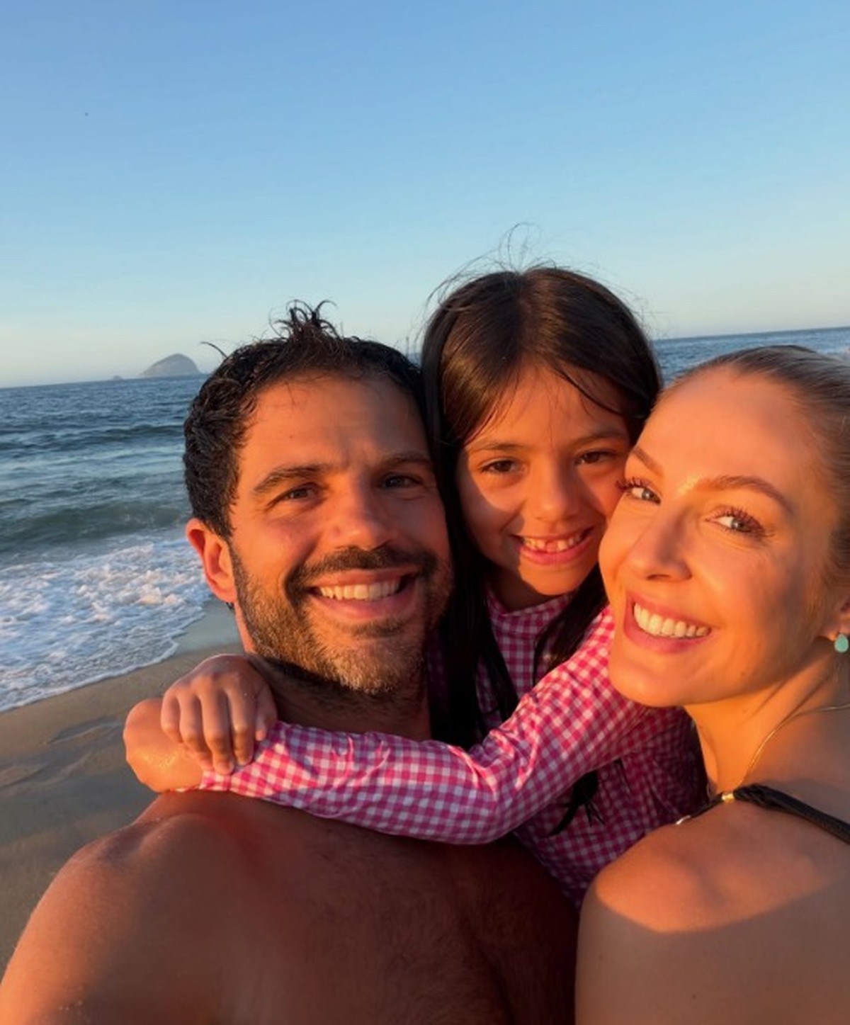 Duda Nagle posa com Zoe e namorada no Rio de Janeiro