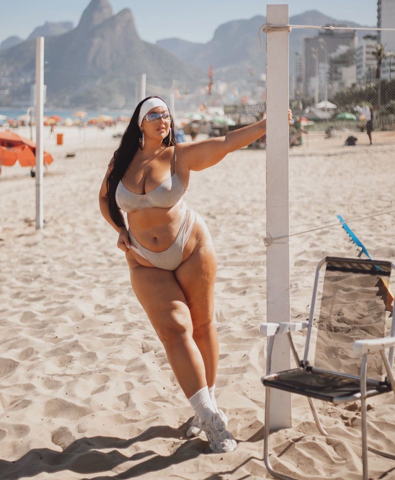 Letticia Munniz esbanja beleza em praia paradisíaca
