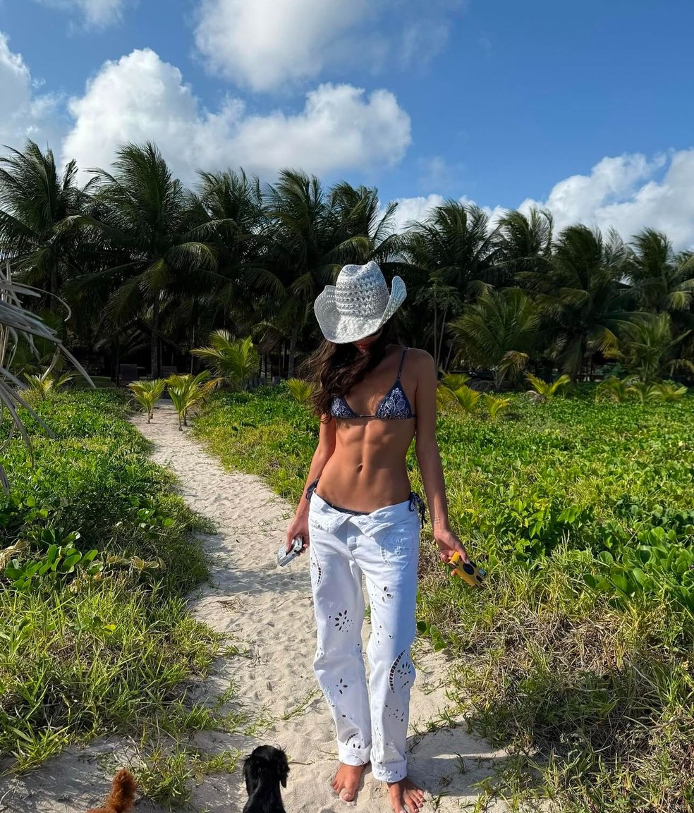 Bruna Marquezine posa em praia — Foto: Reprodução/Instagram