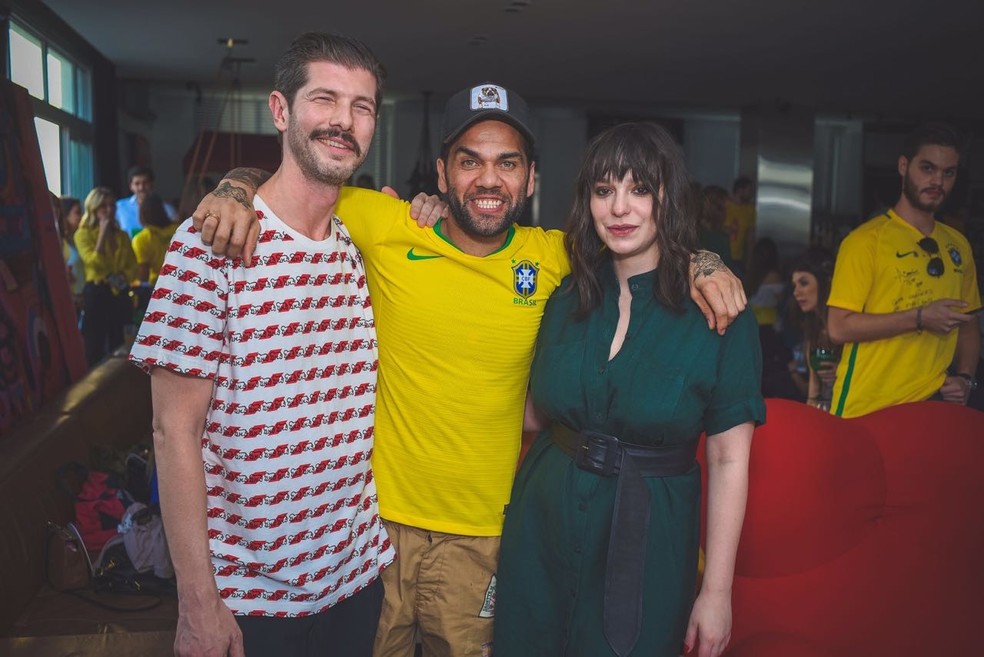 Daniel Alves recebe amigos para assistir ao jogo do Brasil contra a Bélgica