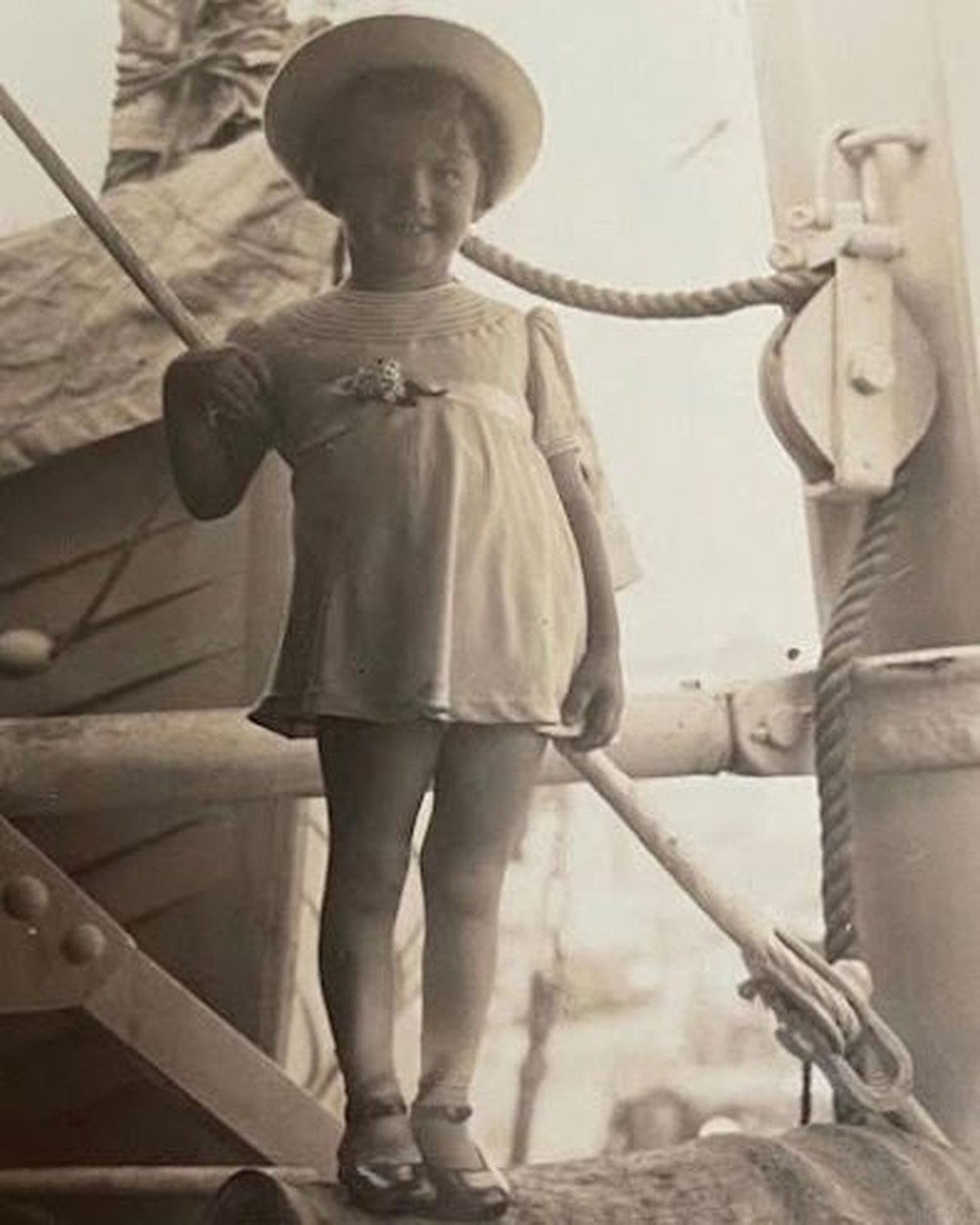 Glória Menezes quando era criança (Foto: reprodução/Vogue) Lorena Bueri