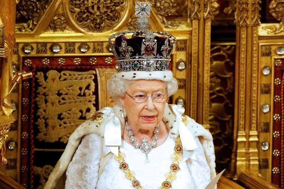 A Rainha Elizabeth profere o Discurso da Rainha durante a Abertura Oficial do Parlamento em Londres, em 18 de maio de 2016 — Foto: GettyImages