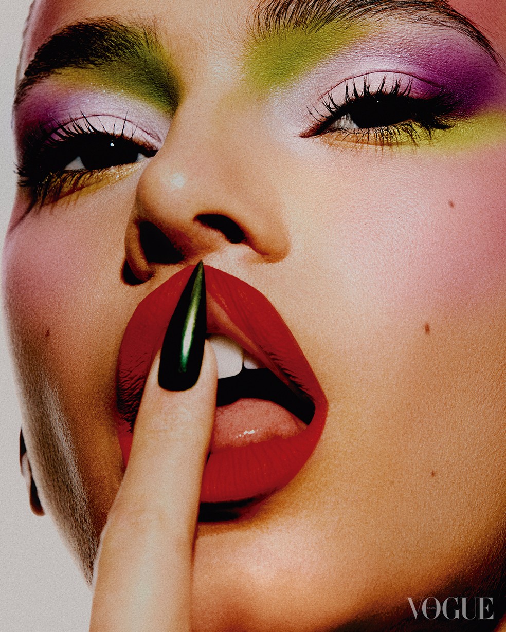 Bruna Marquezine no editorial de beleza "Tinta Fresca" da edição de maio da Vogue — Foto: LUFRÉ