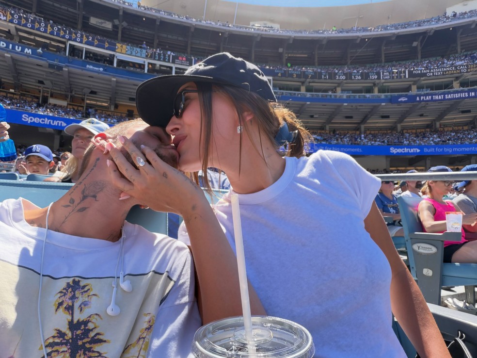 Justin e Hailey Bieber curtem jogo de beisebol e trocam beijos — Foto: Reprodução/Instagram