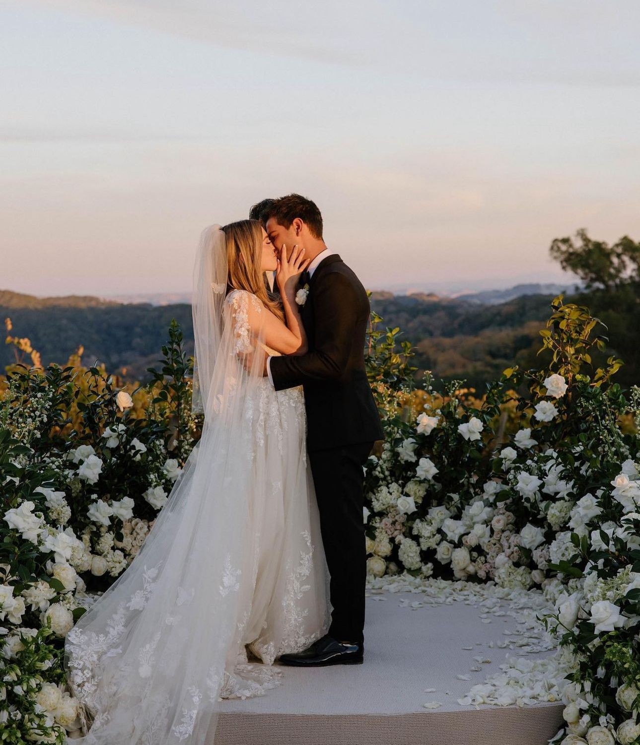 Tay Lautner abre o jogo sobre o apoio do marido durante a gravidez