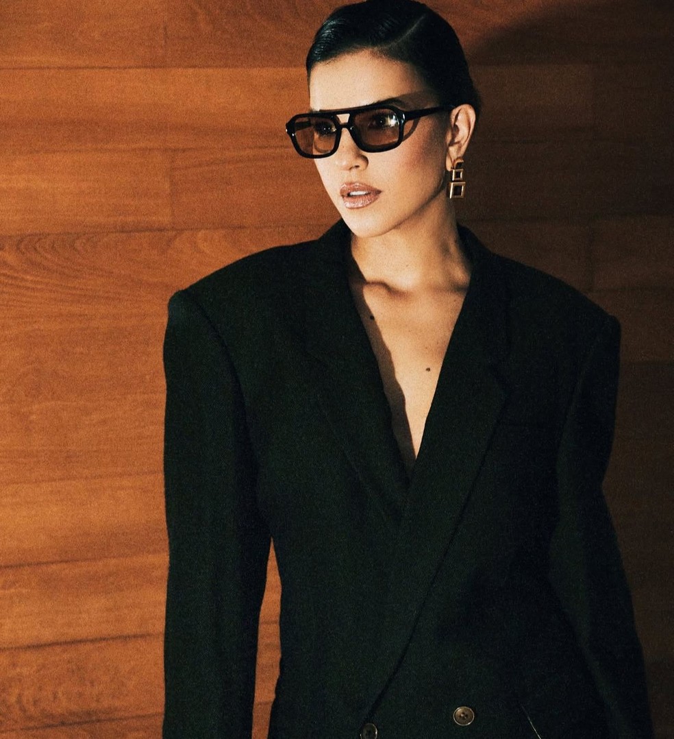 Mariana Rios inicia o fim de semana cheia de estilo