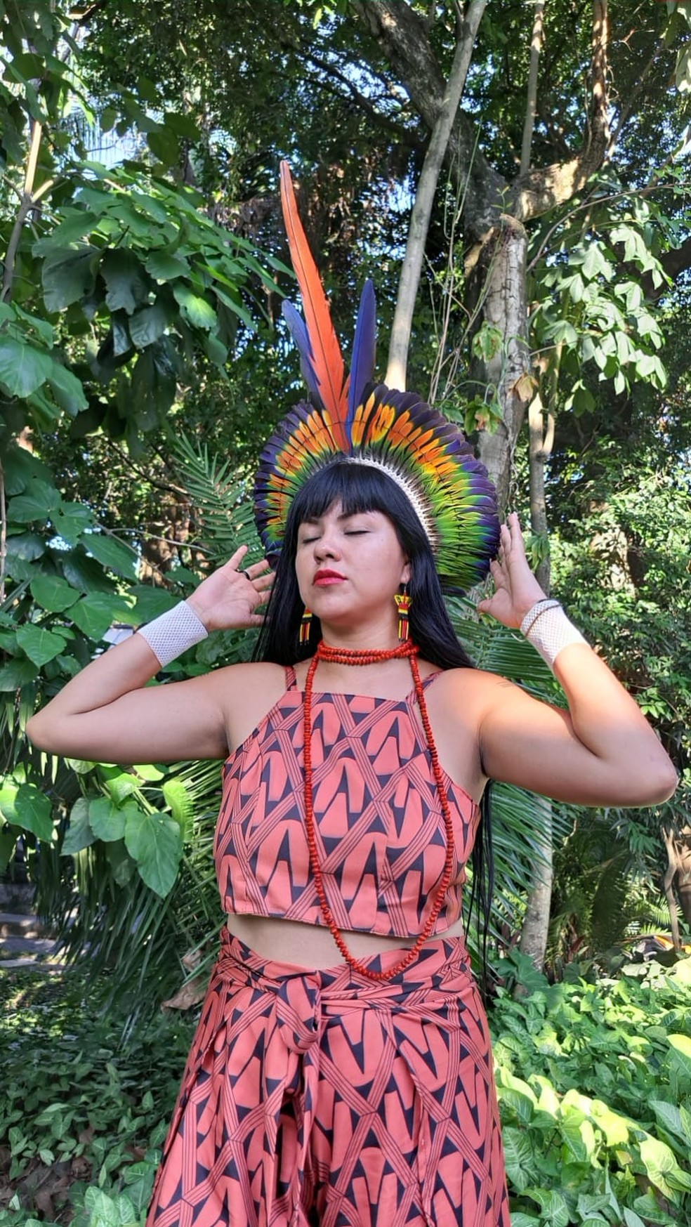 Patricia Kamayurá vestindo coleção própria. — Foto: Acervo Pessoal