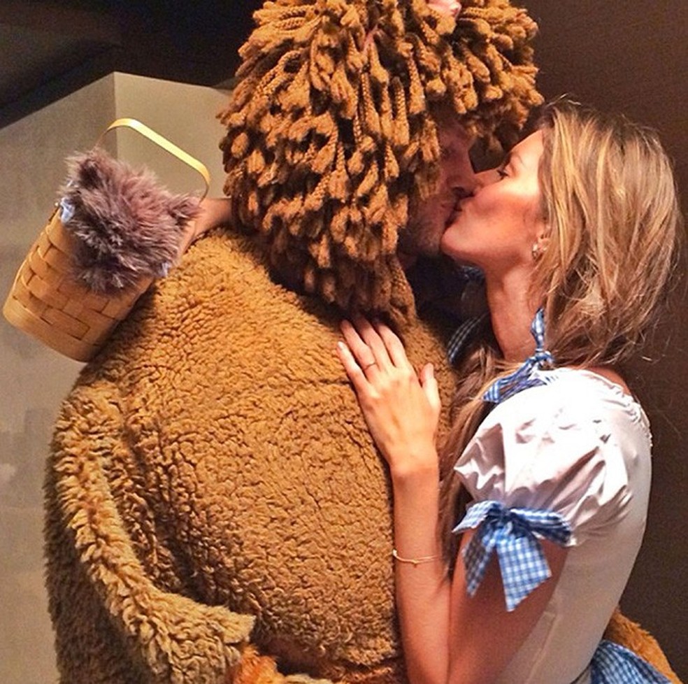 2013, Gisele Bündchen como a Dorothy de O Mágico de Oz e Tom Brady de leão (Foto: Reprodução/Instagram) — Foto: Vogue