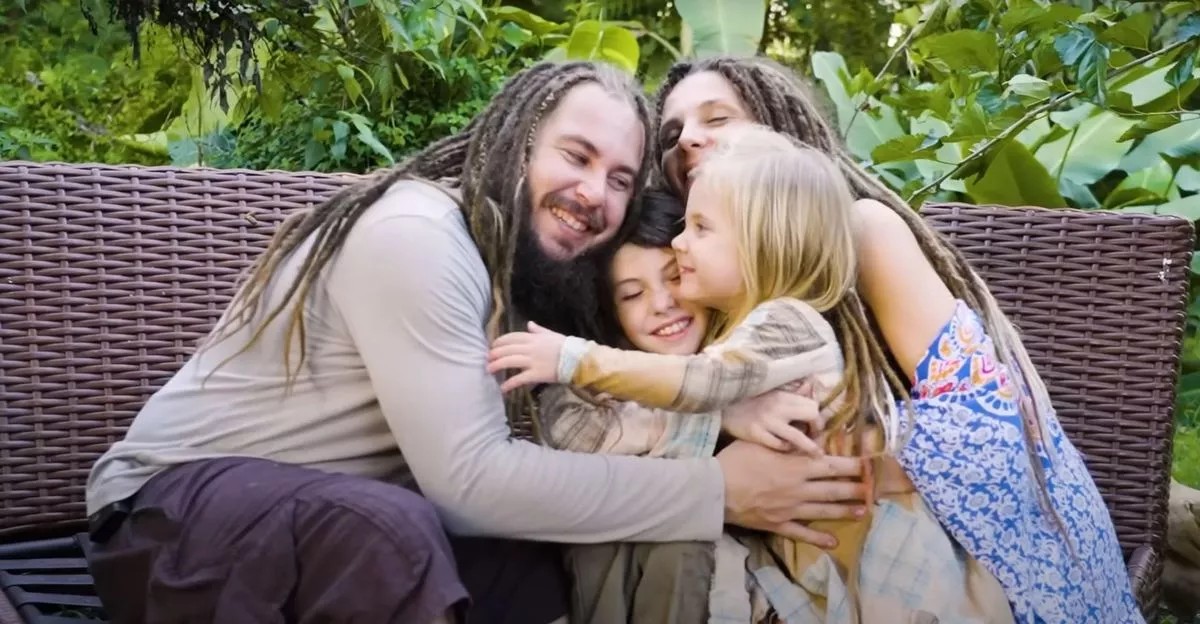 Vida em Cabana ao Pé de Vulcão Ativo: Casal Compartilha Sua Escolha de Criar os Filhos em Meio à Natureza