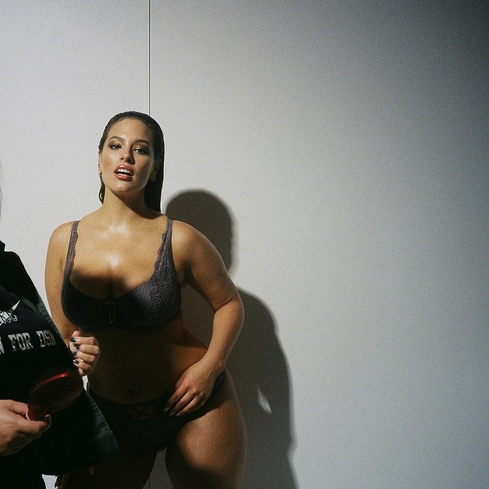 Ashley Graham mostra curvas em foto de lingerie - Revista Marie