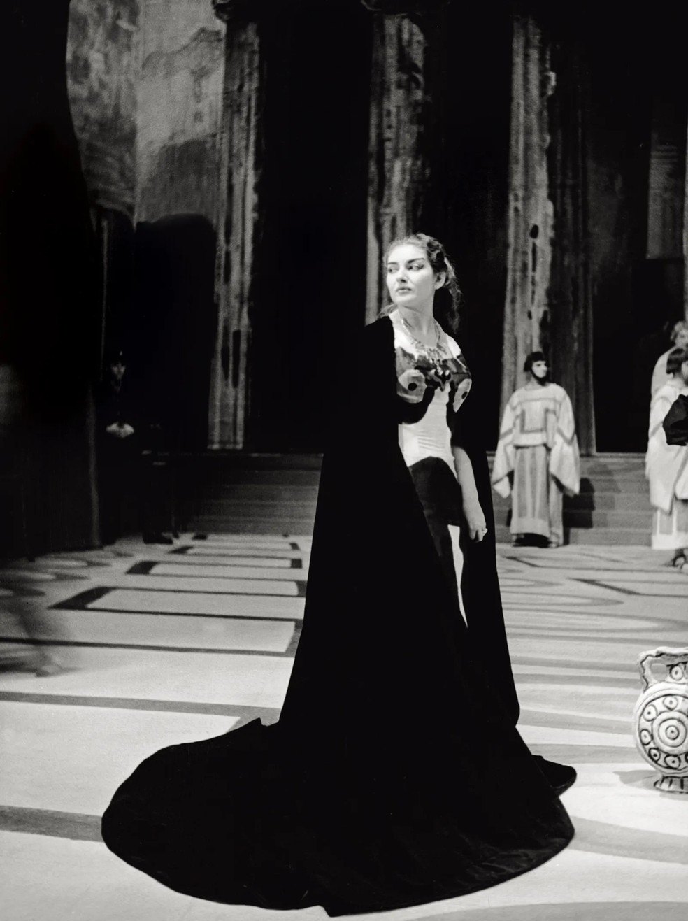 Maria Callas no palco do La Scala, durante apresentação de 'Medea' — Foto: Getty Images