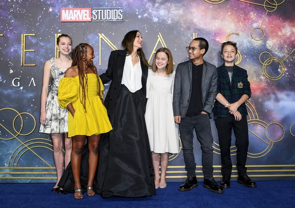 LONDON, ENGLAND - OCTOBER 27:  (L-R) Shiloh Jolie-Pitt, Zahara Jolie-Pitt, Angelina Jolie, Vivienne Jolie-Pitt, Maddox Jolie-Pitt and Knox Jolie-Pitt attending the UK Gala screening of Marvel Studios' "Eternals" at BFI IMAX Waterloo on October 27, 2021 in (Foto: Gareth Cattermole/Getty Images f) — Foto: Vogue