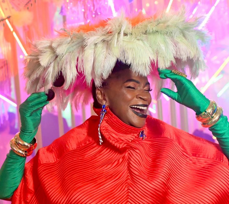 Com look colorido, Zezé Motta lembra legado no Baile da Vogue 2026