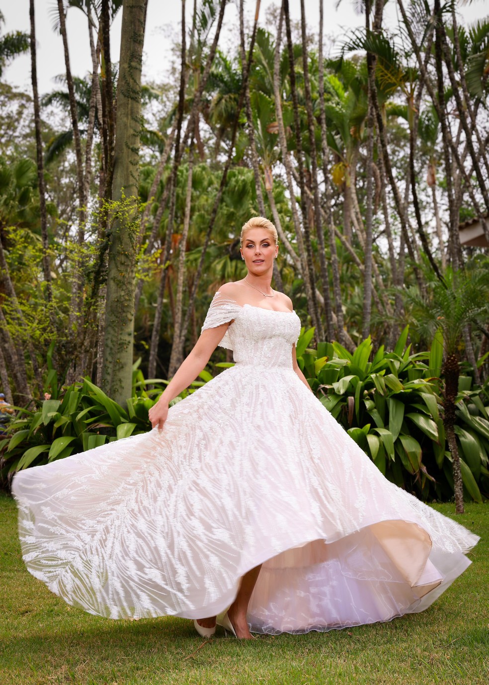 Ana Hickmann usa vestido Leticia Manzan, com styling de Renata Lima e beleza de Marcelo Gomes — Foto: Brazil News