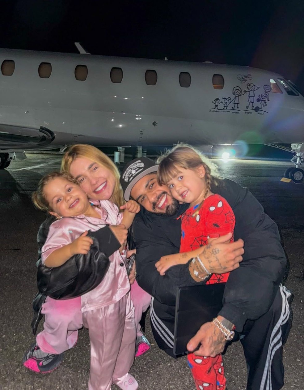 Virginia e Zé Felipe são recebidos por Maria Alice e Maria Flor em aeroporto — Foto: Reprodução/Instagram