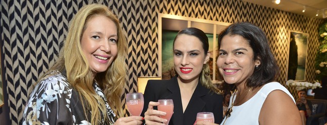 Cheers: Donata Meirelles, Patricia Bonaldi e Daniela Falcão. Nossa diretoras de estilo e redação respectivamente brindam o ótimo momento da estilista mineira