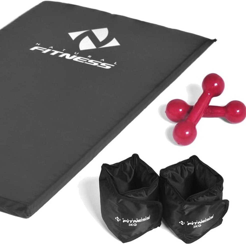 Kit colchonete + Halteres 2kg + Caneleiras 3 kg Academia Fitness Musculação (Foto: Reprodução) — Foto: Vogue