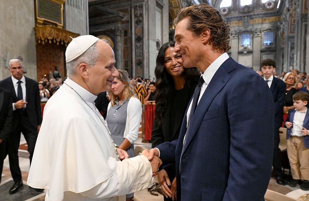 Papa Leão XIV, Camila Alves McConaughey e Matthew McConaughey — Foto: GettyImages