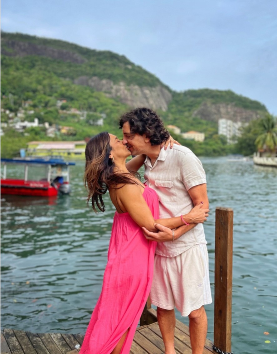 Dira Paes celebra 19 anos de casamento com Pablo Baião