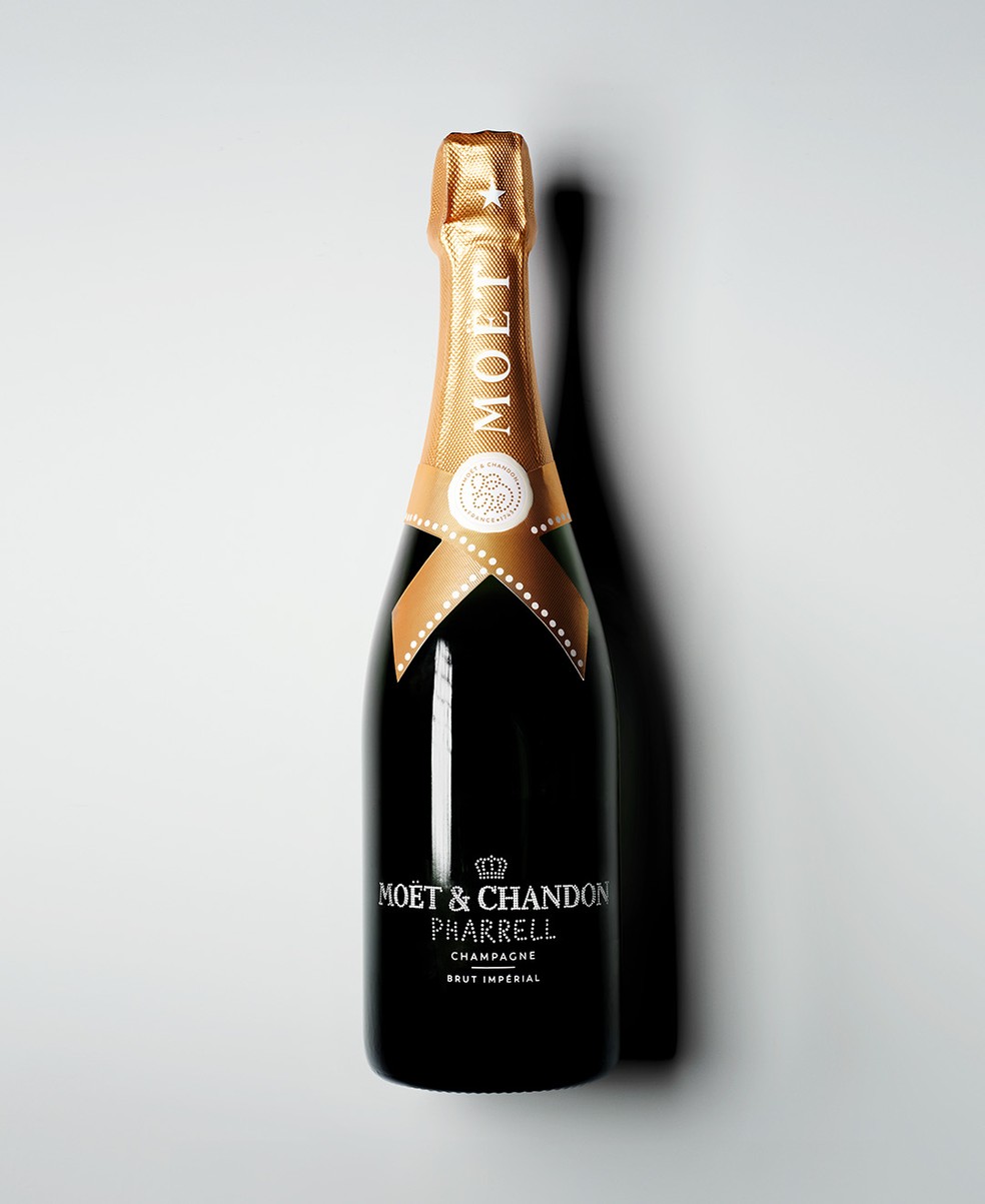 Pharell Williams assina garrafas em edição limitada com Moët & Chandon