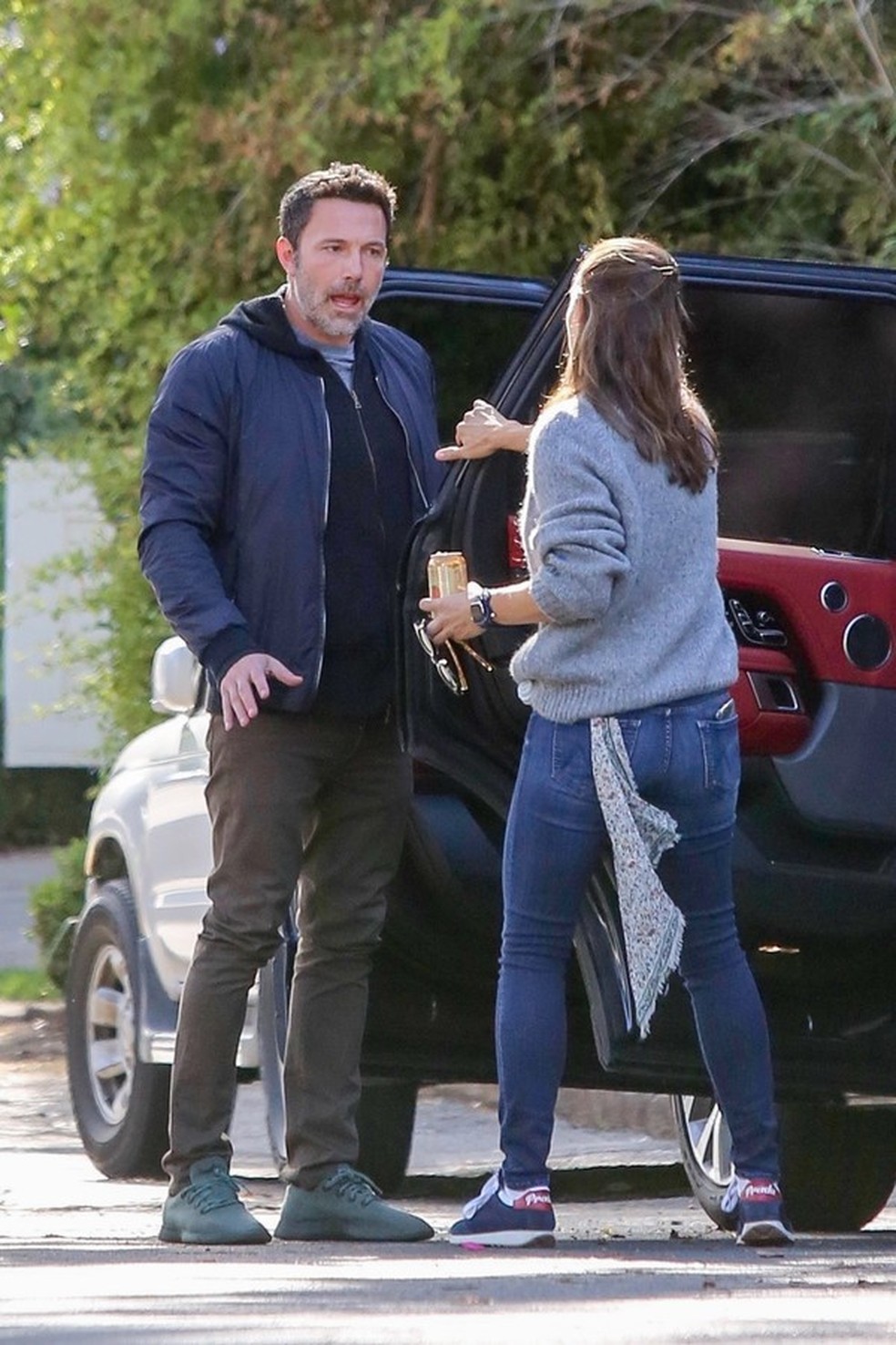 Brentwood, CA - *EXCLUSIVE* Ex's Ben Affleck and Jennifer Garner have a tense conversation outside her house. The former husband and wife drove away on Ben's Range Rover with Jen on the driver's seat while unhappy Ben hopped in on the passenger's seat. (Foto: BENS / BACKGRID) — Foto: Vogue