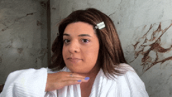 Pequena Lo ensina sua maquiagem para disfarçar olheiras 