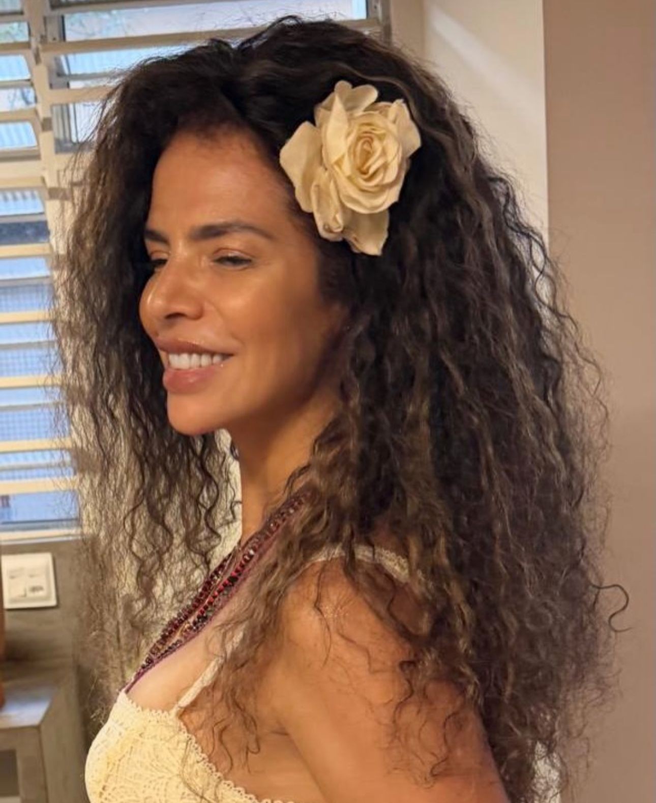 Vanessa da Mata aposta em cabelos longos em novos cliques