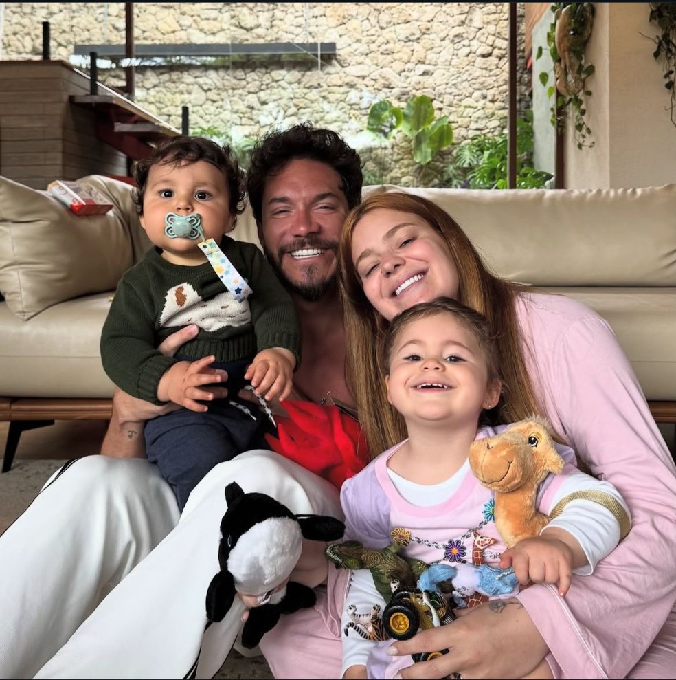 Viih Tube e Eliezer reencontram filhos após viagem de casal — Foto: Reprodução/Instagram