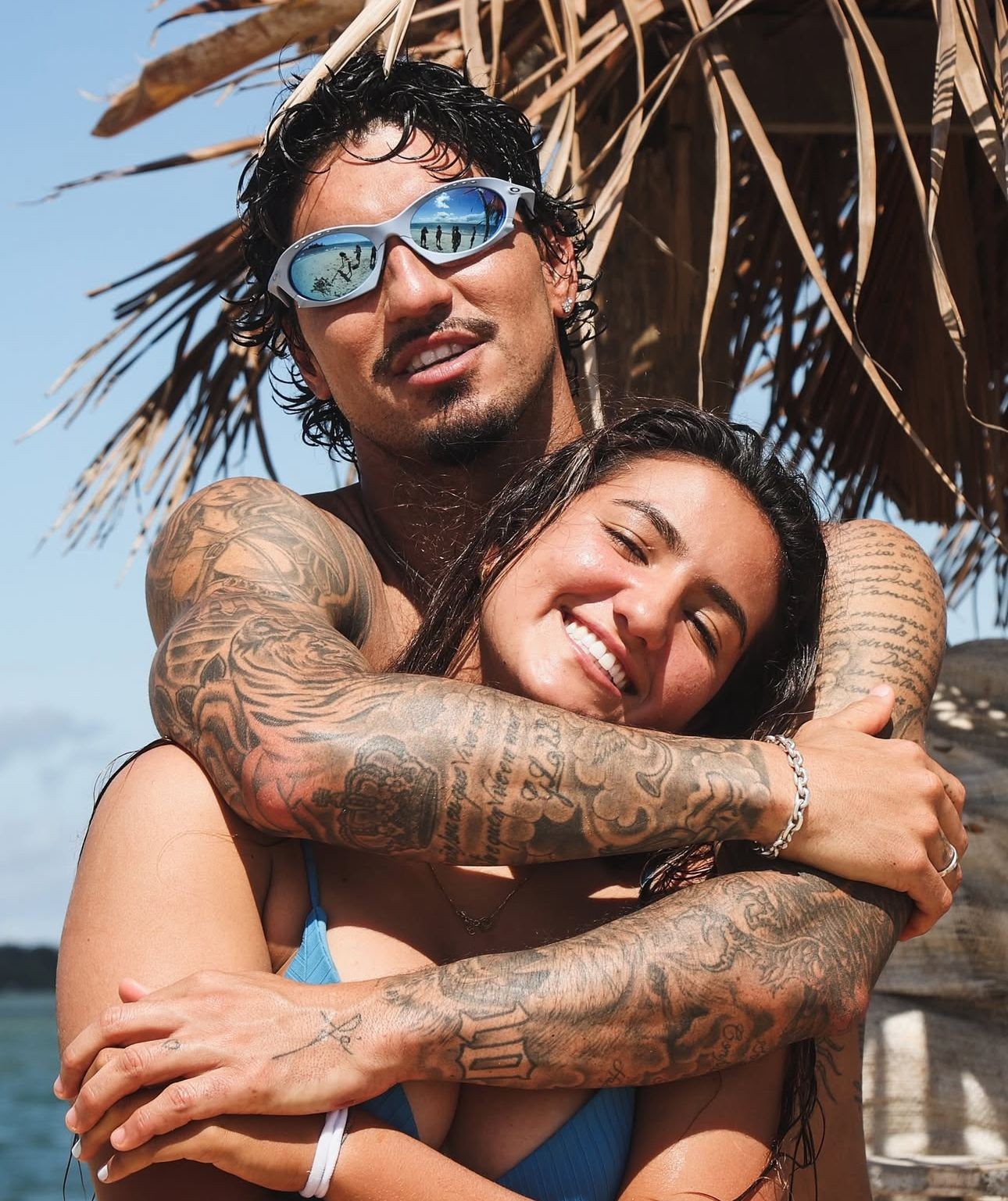 Gabriel Medina inicia a semana em praia com a irmã, Sophia