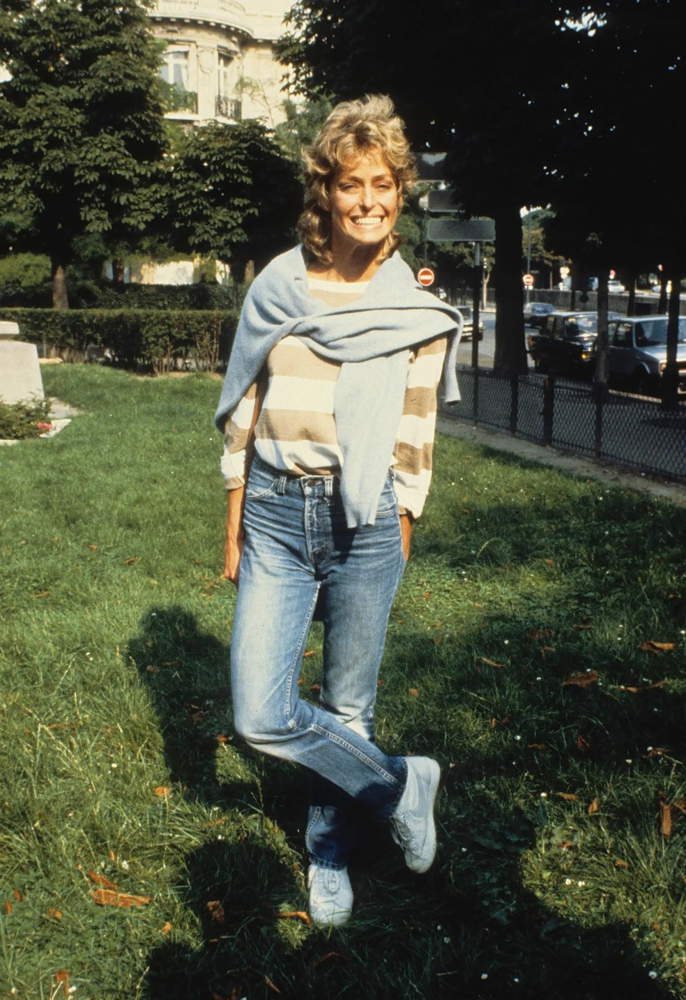 Farrah Fawcett usando calças jeans cor de cigarrete nos anos 80 — Foto: Michel Dufour/Getty Images