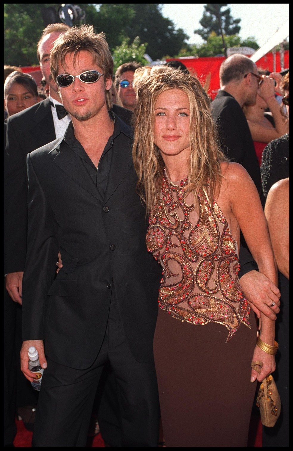 Quando ainda namorava Brad Pitt, Jennifer Aniston exibia bronzeado às vezes exagerado (Foto: Getty Images) — Foto: Vogue
