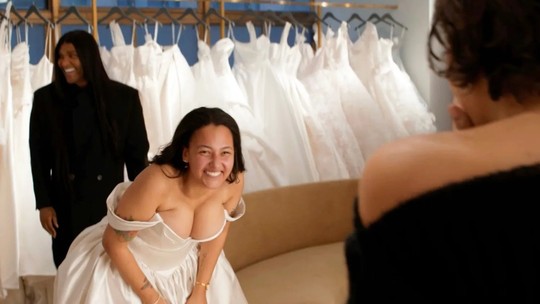 Zendaya surpreende noiva ao lado de Law Roach durante prova de vestido e presenteia casal Zendaya surpreende noiva ao lado de Law Roach durante prova de vestido e presenteia casal