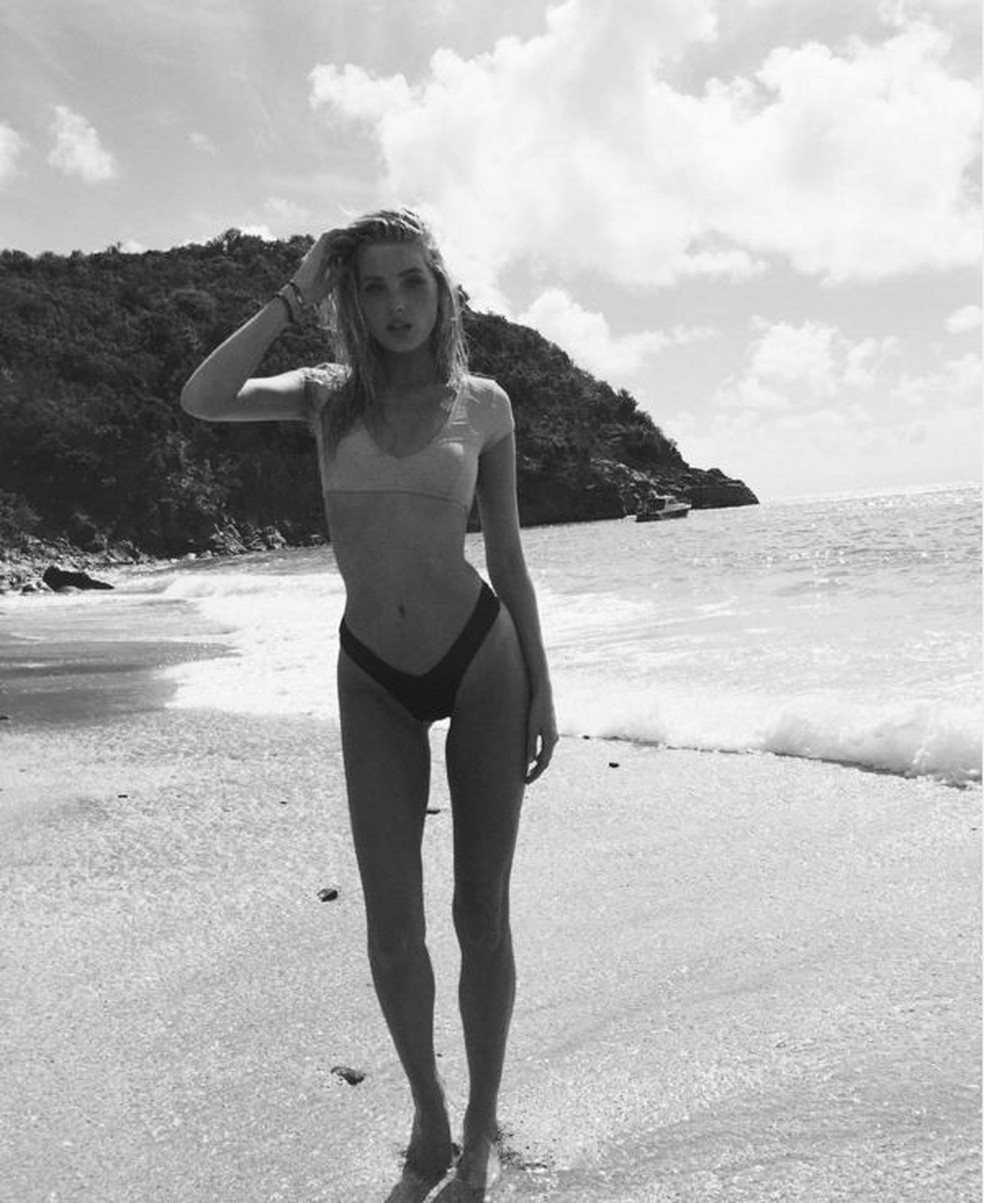 Elsa Hosk ostenta cinturinha de pilão em praia paradisíaca (Foto: Reprodução/ Instagram) — Foto: Vogue
