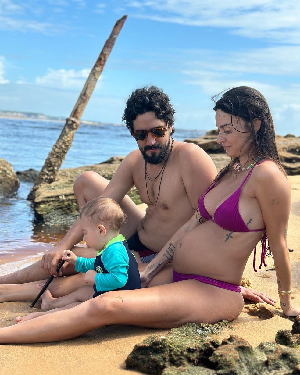 Thaila Ayala, Renato Góes e o filho Francisco — Foto: Reprodução/Instagram