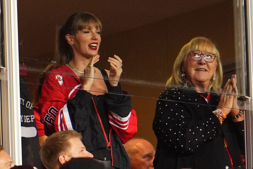 Taylor Swift assiste a mais um jogo da NFL com Donna Kelce, mãe de Travis  Kelce