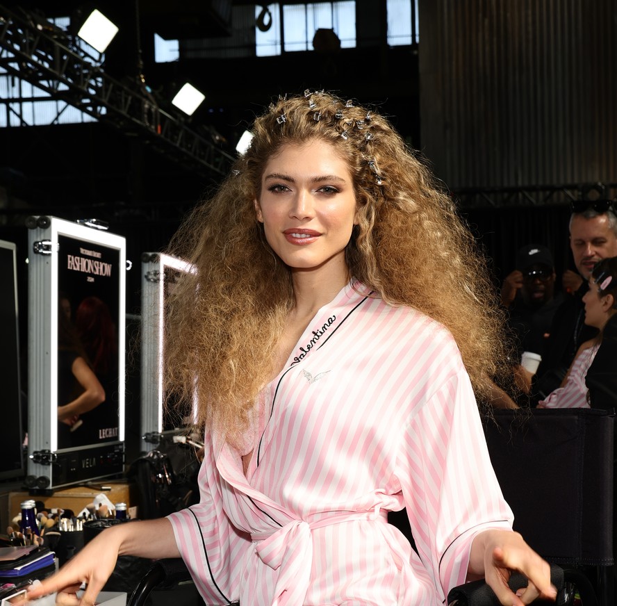 Valentina Sampaio se emociona ao falar do desfile da Victoria’s Secret