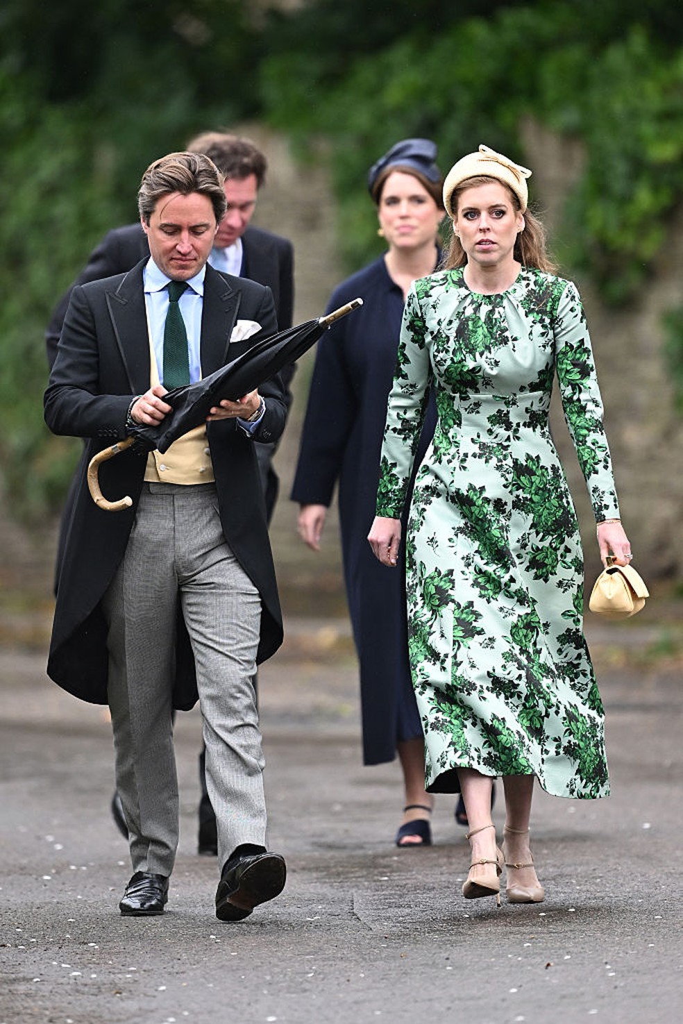 Princesas Beatrice e Eugenie se reúnem em casamento de Peter Phillips — Foto: GettyImages