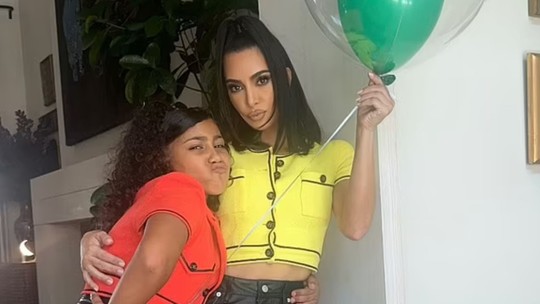 Kim Kardashian e North West combinam looks para chá de bebê de Kourtney