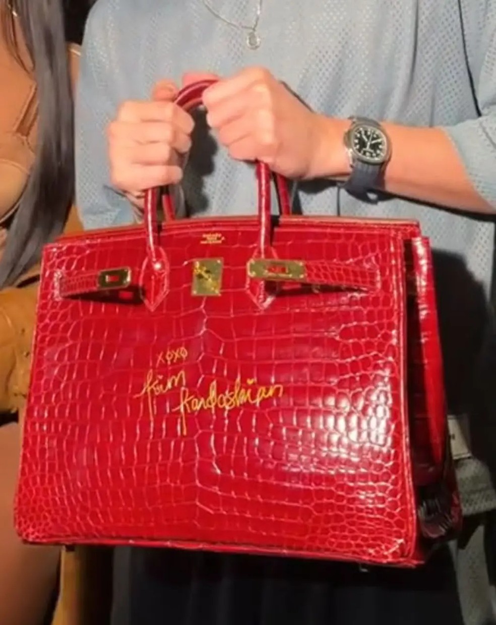 Kim Kardashian assina Birkin de luxo de fã e se surpreende com pedido