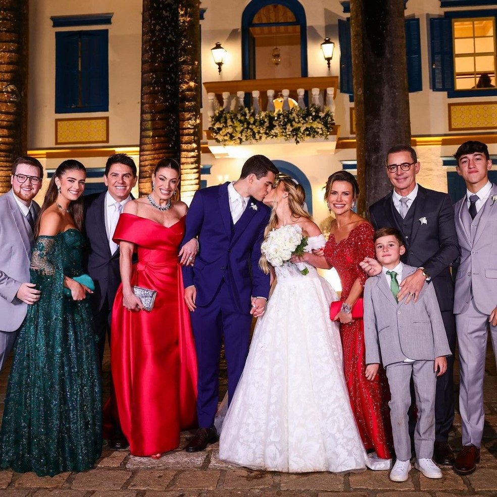 Elaine Mickely abre álbum de fotos de casamento do filho, Luigi César