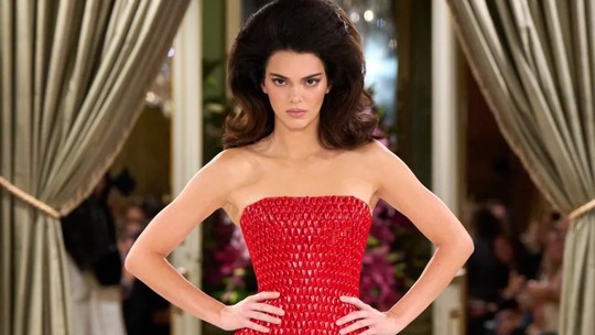 3650 unhas postiças e 550 horas para ficar pronto: tudo sobre o vestido Schiaparelli de Kendall Jenner