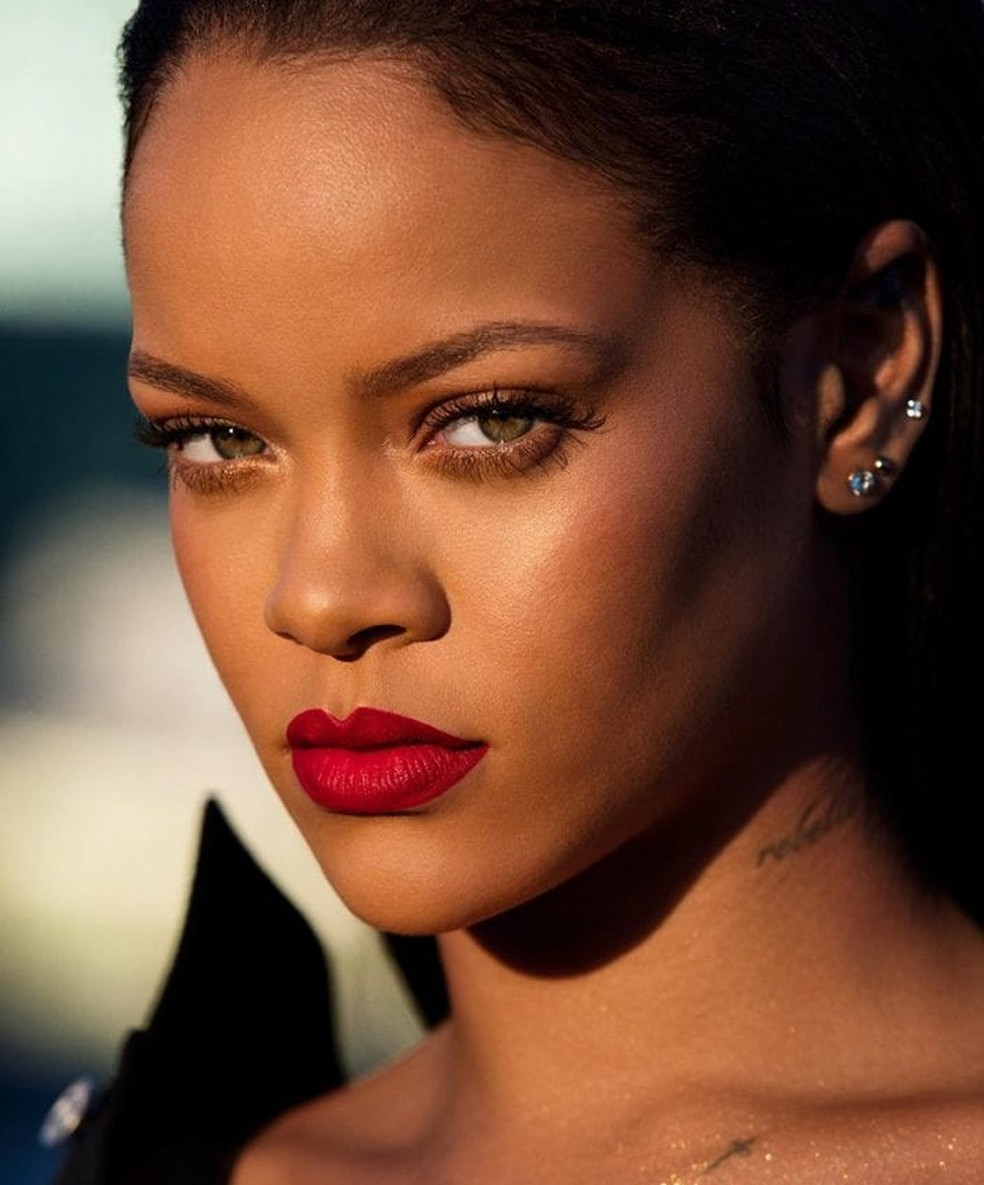 Rihanna com Fenty Icon Velvet Liquid Lipstick na cor The MVP — Foto: Reprodução/Instagram